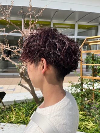 メンズ波巻きパーマ ワインレッドカラー ロロネー森ノ宮