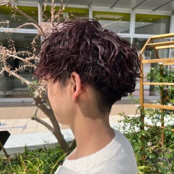 メンズ波巻きパーマ ワインレッドカラー ロロネー森ノ宮