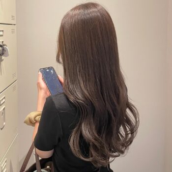 透け感グレージュ ロングヘア ロロネー梅田
