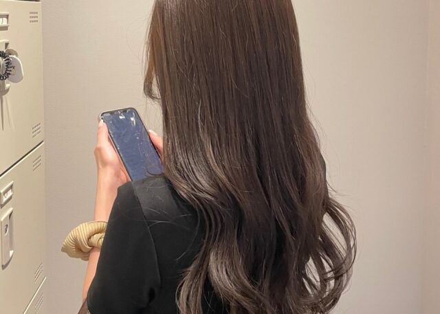 透け感グレージュ ロングヘア ロロネー梅田